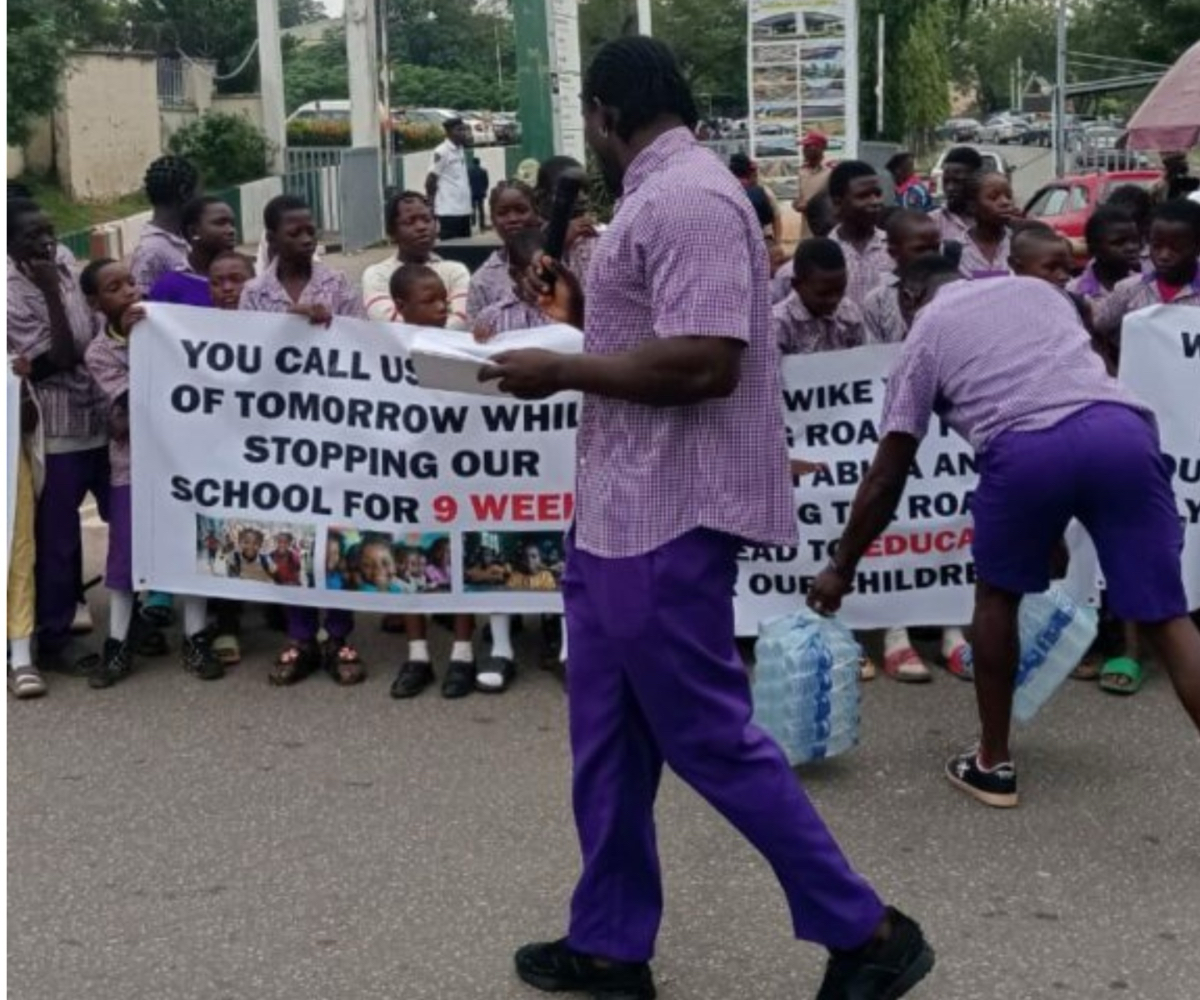 Social Media Activist VeryDarkMan Stages Protest at Minister Wike’s Residence Over Teachers’ Strike